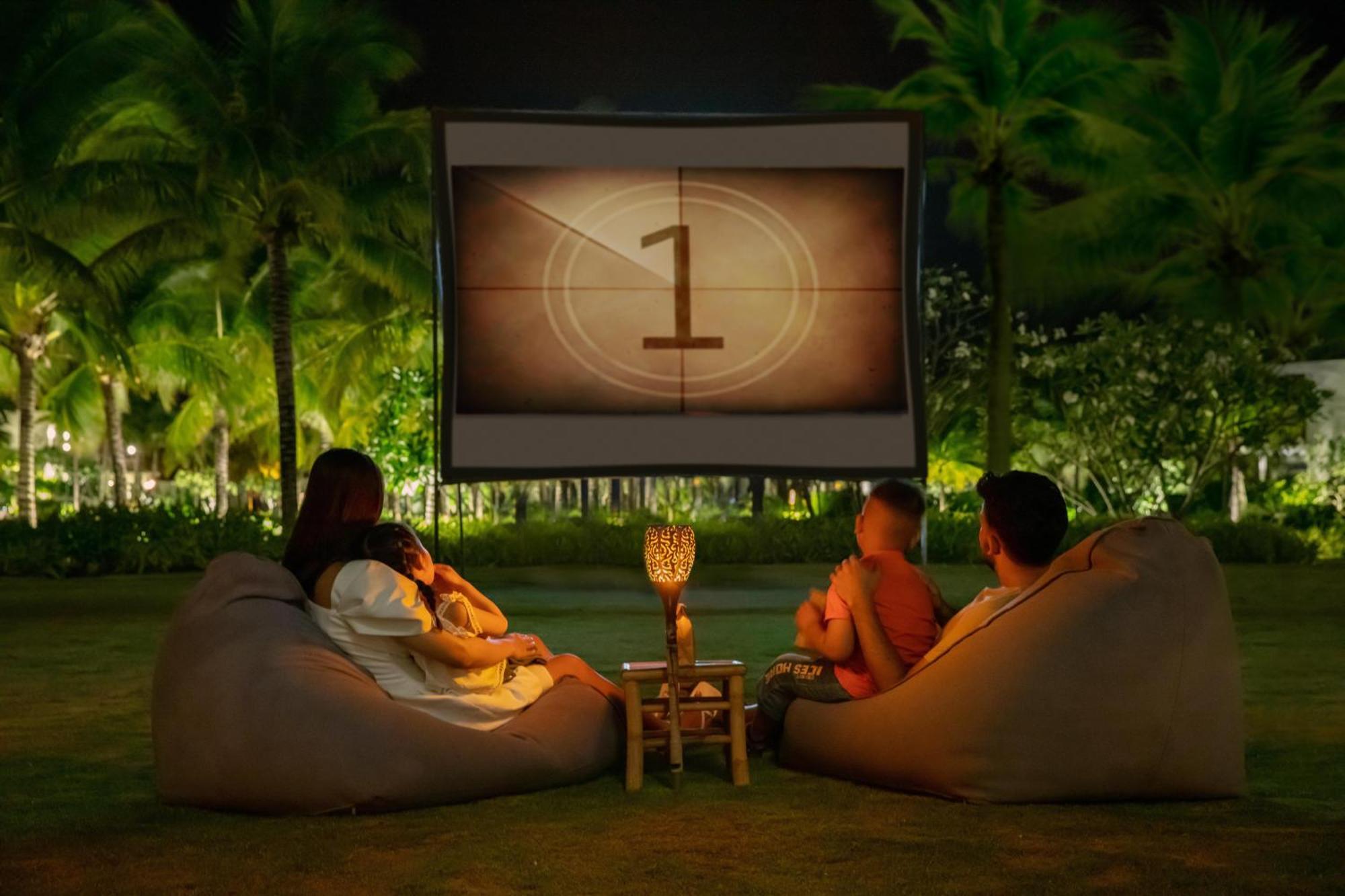 Melia Ho Tram Beach Resort Exterior foto Outdoor movie at The Village
