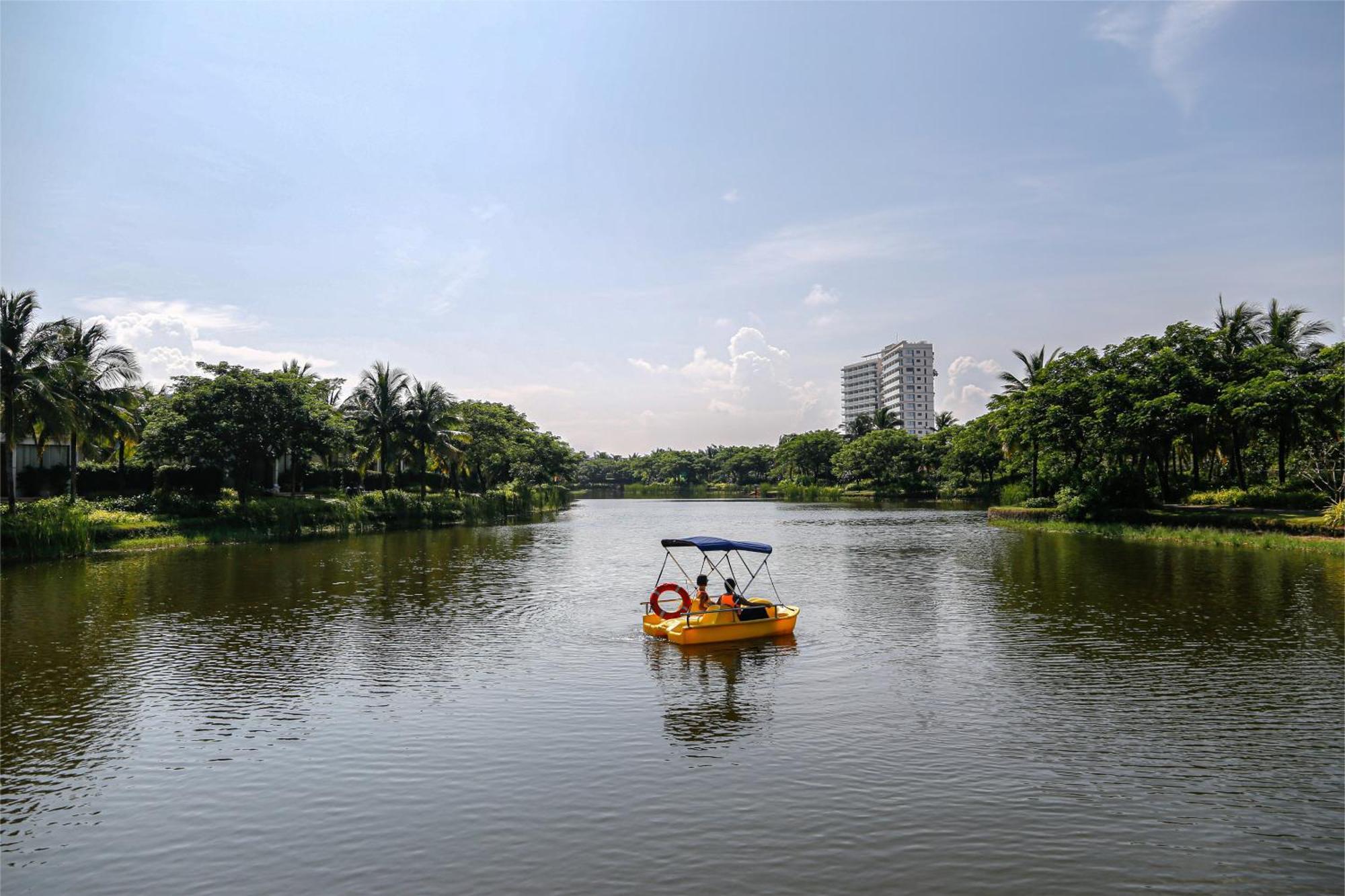 Melia Ho Tram Beach Resort Exterior foto Boating at the lake